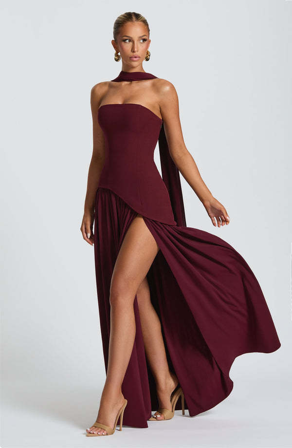 Robe longue cerise laquée satin fendue soirée élégante
