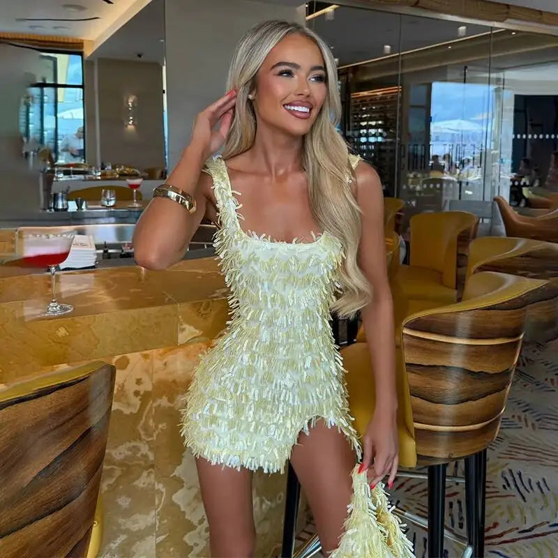 Robe Courte Sequins Motif Diamant - Dos Nu & Fente Élégante