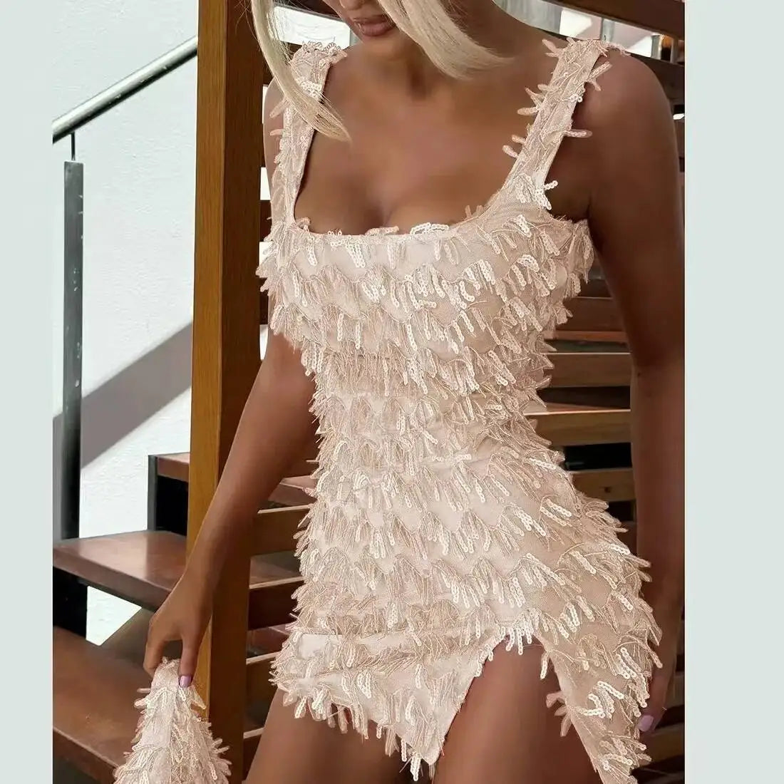 Robe Courte Sequins Motif Diamant - Dos Nu & Fente Élégante