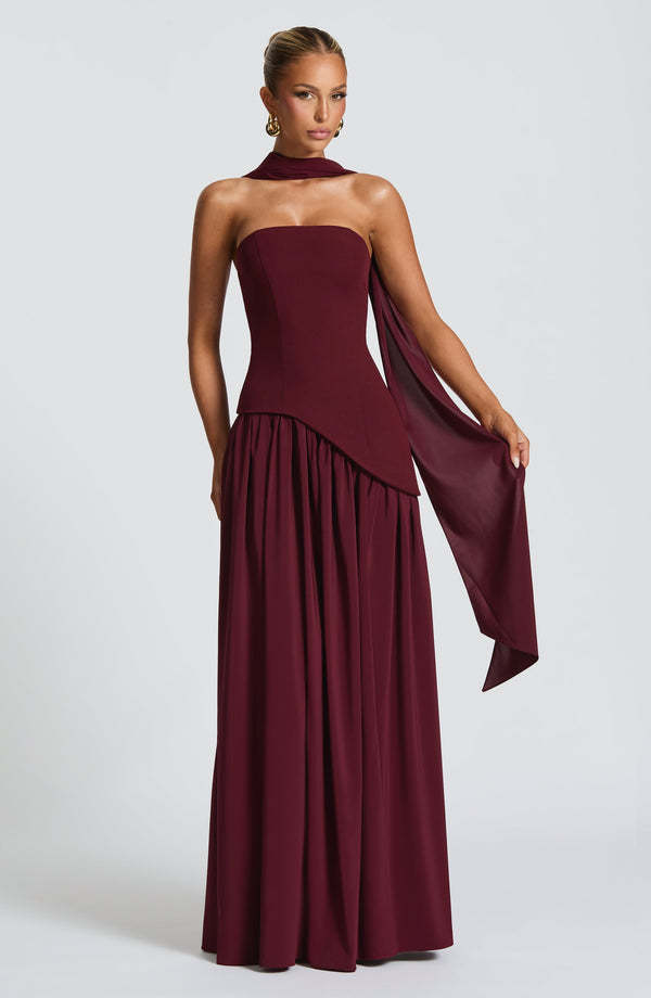 Robe Longue Maliyah Cerise Laquée - Soirée Élégante Fendue