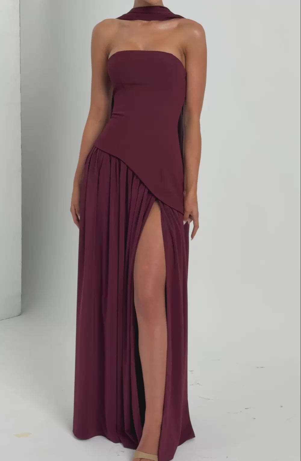 Robe Longue Maliyah Cerise Laquée - Soirée Élégante Fendue